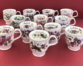 MUG « FLEUR du MOIS » Royal Albert en forme de Montrose. Très rare.Parfait.1ère qualité.Le prix est pour 1 x tasse.
