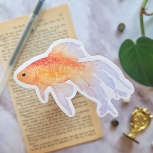 金魚 - マットビニールステッカー // ガッシュ、イラスト、かわいい、ウォーターボトルステッカー、ラップトップデカール、魚、水族館