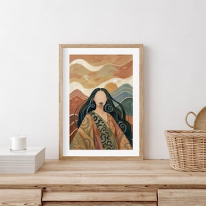 Könnte beinhalten: Ein gerahmter Kunstdruck mit einer stilisierten Illustration einer Person mit langen schwarzen Haaren und einem gemusterten Kleidungsstück. Der Hintergrund zeigt eine Landschaft mit Bergen und einem Sonnenuntergang in warmen Tönen.