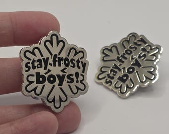 Spilla smaltata da 1,5" Stay Frosty Elle McGibbins Frost Maiden - DCC Crawler Carl Donut Litrpg dnd