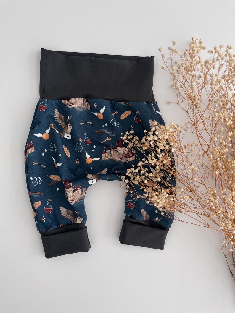 Pantalons de pompage knickerbockers en différentes tailles, école de magie, magie, naissance, cadeau, nouveau-né, bébé, magie Dunkelblau