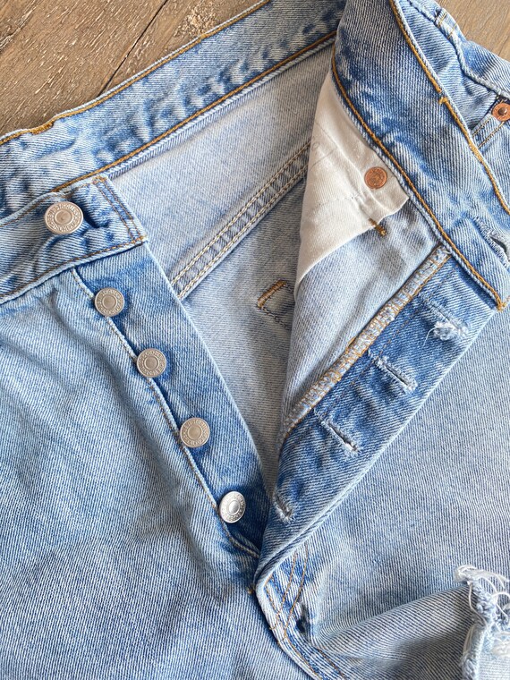 Vtg Levi’s Light Wash Shorts 31 - image 5