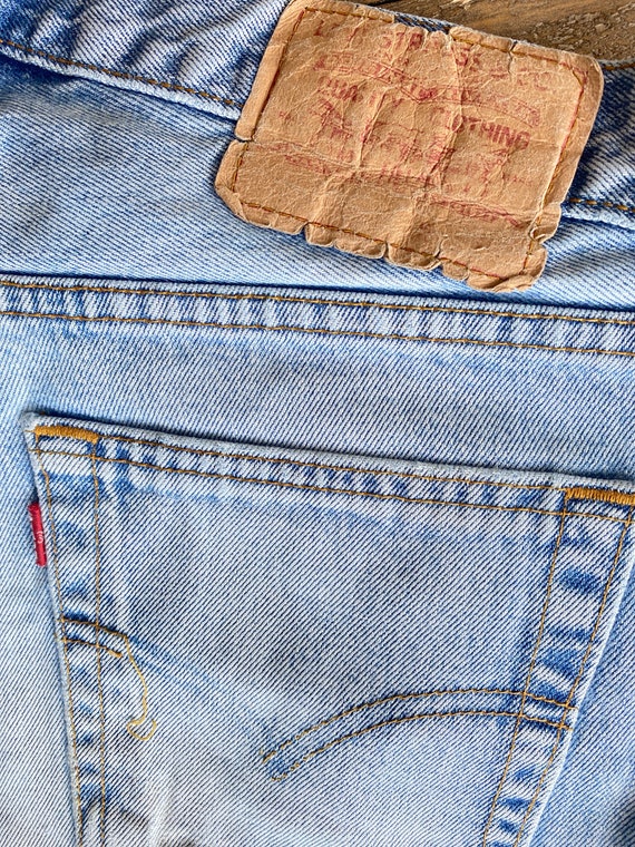 Vtg Levi’s Light Wash Shorts 31 - image 3