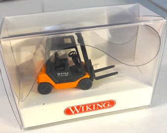 Wiking Germany Still R 70 25 forklift 1:87 scale (HO), 1.75" long. Forks move.