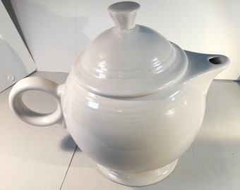 Homer Laughlin Fiesta tea pot w lid & handle. White. A second from factory - minor imperfection