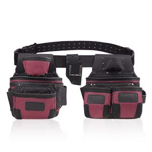 Puede incluir: Un cinturón de herramientas de cuero negro y burdeos con múltiples bolsillos y bolsas. El cinturón tiene una hebilla resistente y está diseñado para transportar herramientas. El cinturón de herramientas está hecho de materiales duraderos.