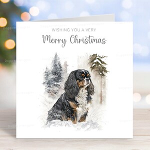 Kerstkaart Cavalier King Charles Spaniël (Tri), 'Merry Christmas' feestelijke winters tafereel hondenwenskaart, 6 x 6 inch