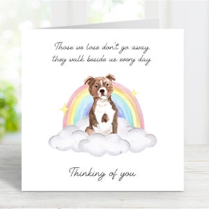 Tarjeta de condolencias para un Staffordshire Bull Terrier - Pensando en ti, frase sentimental sobre la pérdida de un perro - Tarjeta Rainbow Bridge para perros - 15 x 15 cm