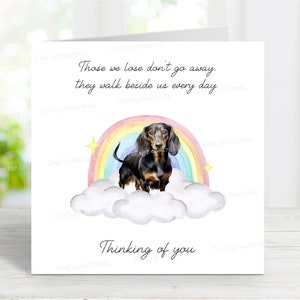 Tarjeta de condolencias para un perro salchicha (de pelo largo, negro y canela). Frase sentimental "Pensando en ti" por la pérdida de un perro. Tarjeta "Puente Arcoíris", 15 x 15 cm.
