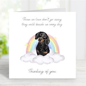 Tarjeta de condolencias para un perro salchicha (de pelo liso, negro y canela) - Pensando en ti, cita sentimental sobre la pérdida de un perro, tarjeta "Puente Arcoíris", 15 x 15 cm
