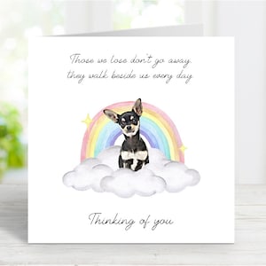 Tarjeta de condolencias para un chihuahua (pelo liso, negro y canela). Un perro que piensa en ti. Frase sentimental sobre la pérdida de un perro. Puente arcoíris. 15 x 15 cm.
