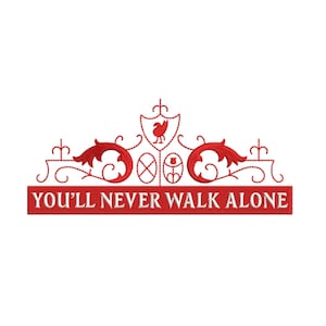 Puede incluir: Un diseño bordado en rojo con el texto "YOU'LL NEVER WALK ALONE". El diseño incluye un escudo con un ave, adornos decorativos y una pancarta rectangular. El bordado está sobre un fondo blanco.