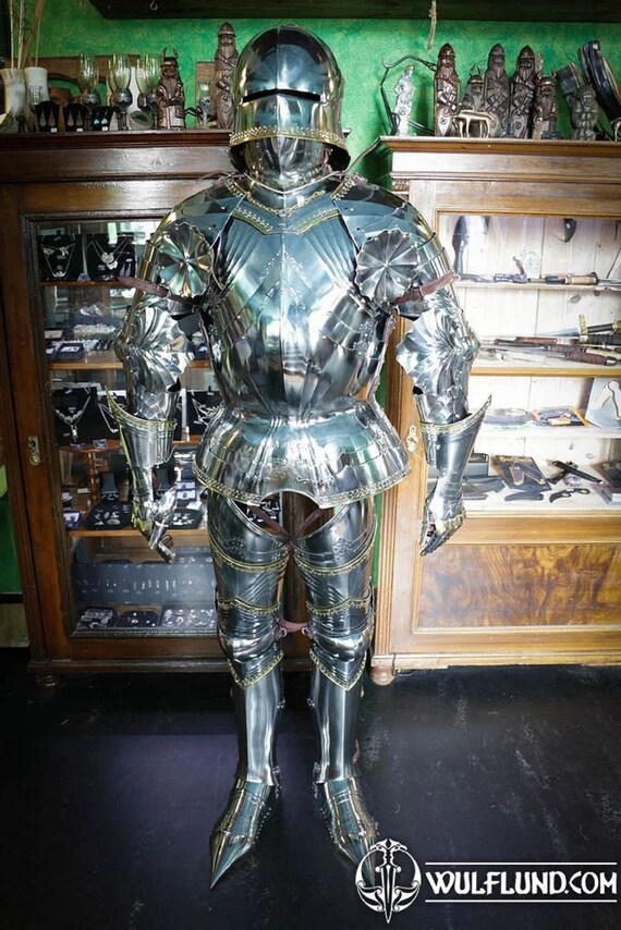 одеты в доспехи. вирджиния хэнкинс доспехи. доспех чурбург 14 века. верхние доспехи. человек одевает доспехи.