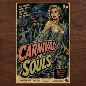 K&ouml;nnte beinhalten: Ein Vintage-Filmplakat f&uuml;r Carnival of Souls mit einer blonden Frau in einem wei&szlig;en Kleid im Wasser. Der Text lautet: She drifted into a world between the living and the dead, Riverside Pavilion und A haunting experience beyond belief.
