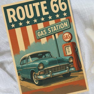 Peut inclure: Affiche vintage de la Route 66 avec une voiture classique turquoise devant une station-service. L'affiche pr&eacute;sente un design r&eacute;tro avec les mots "ROUTE 66" et "GAS STATION" en gras, dans un sch&eacute;ma de couleurs rouge, blanc et bleu.