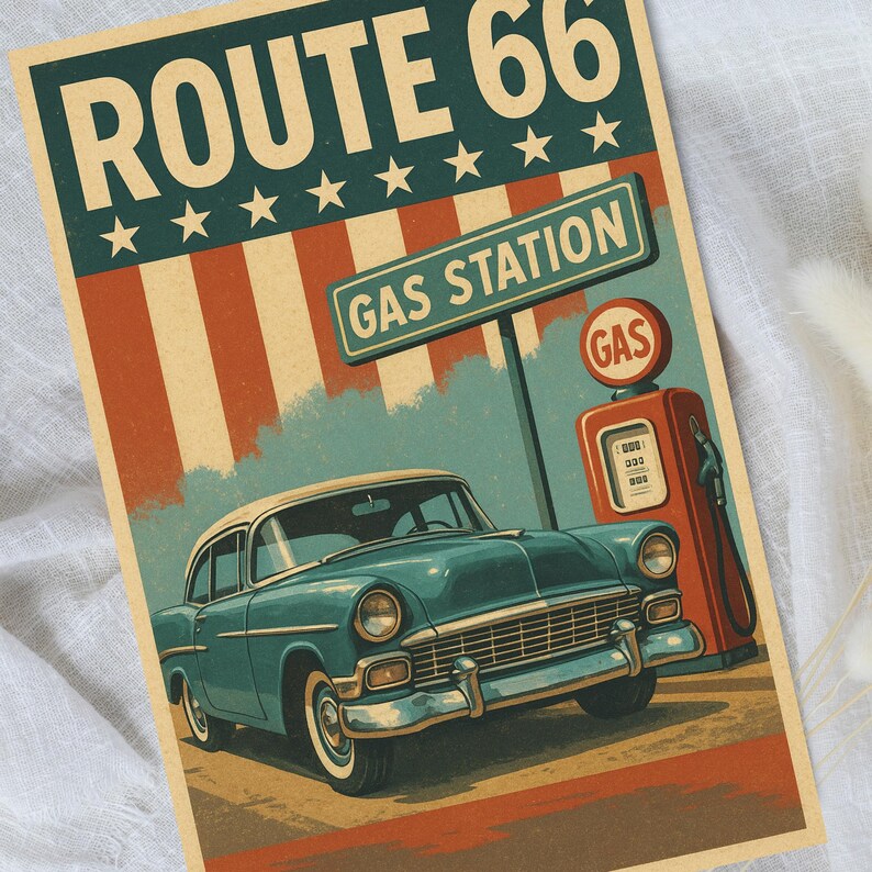 Peut inclure: Affiche vintage de la Route 66 avec une voiture classique turquoise devant une station-service. L'affiche pr&eacute;sente un design r&eacute;tro avec les mots "ROUTE 66" et "GAS STATION" en gras, dans un sch&eacute;ma de couleurs rouge, blanc et bleu.