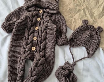 Ensemble bébé tricoté main : barboteuse en laine avec capuche, bonnet et chaussons | Combi-short en tricot torsadé avec bonnet et chaussettes | Ensemble chaud pour bébé en tricot