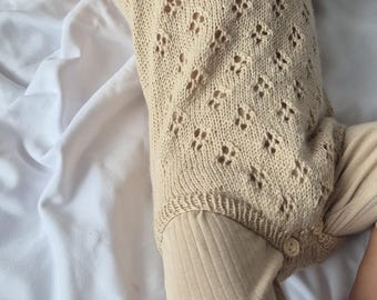 Hand knit vintage style baby romper | Off-white knit onesie| Beige baby bodysuit for newborn | Preemie photo prop| Romper with ornament