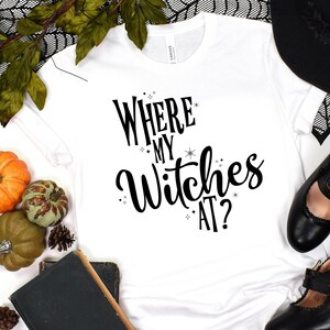 Where My Witches At?, Cute Halloween Tees, Funny Halloween Shirts, Halloween Party Top, Basic Witch, Halloween Bachelorette Party, Sorority bild 5