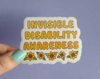 Pode incluir: Etiqueta branca com o texto "Invisible Disability Awareness" em letras amarelas em forma de bolha. Cinco girassóis amarelos com folhas verdes estão abaixo do texto.
