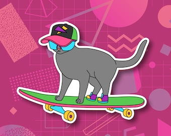 Peut inclure: Un chat gris portant une casquette de baseball rose, noire et jaune et des lunettes de soleil bleues est sur un skateboard vert avec des roues roses. Le chat est sur un fond rose avec des formes géométriques.