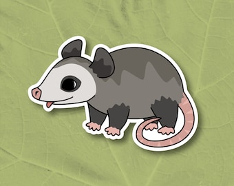 süßer Baby Opossum mit Zunge aus - wasserfester glänzender Vinyl Opossum Aufkleber