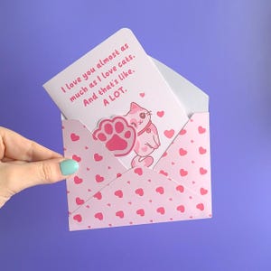 Tarjeta de San Valentín con gatito en forma de corazón: tarjeta de cartulina mate con gato y sobre con estampado de corazón