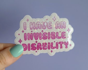 Op de afbeelding: Een witte sticker met roze tekst die "Ik heb een onzichtbare handicap" zegt. De tekst is omringd door kleine roze sterren.