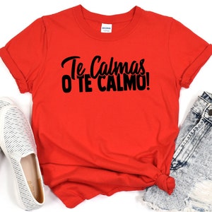 Puede incluir: Camiseta roja con texto negro que dice "Te Calmas o Te Calmo!"