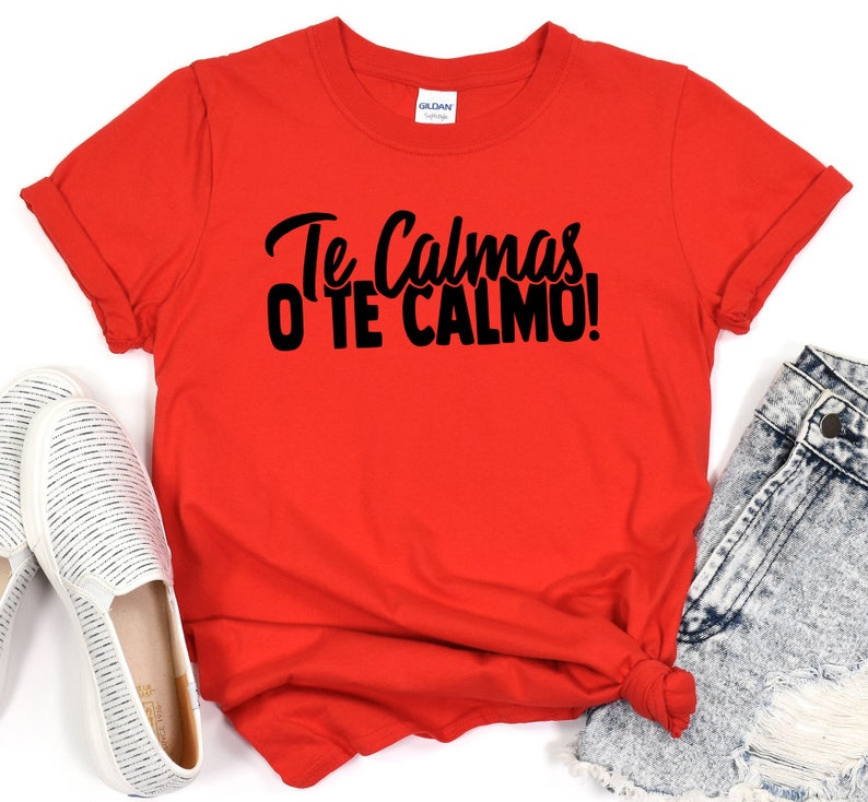Puede incluir: Camiseta roja con texto negro que dice "Te Calmas o Te Calmo!"