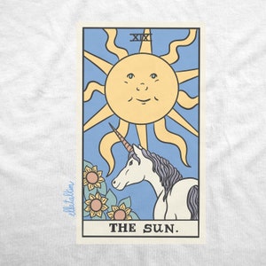 The Sun - Tarot Grafik T-Shirt - Illustriertes T-Shirt - Tarot Karte - Witchy Aesthetic - Astrologie Shirt - Solar Power