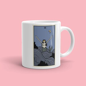 Zwei Schwerter - Tarot Karte Tasse - Illustrierte Tarot Karte - Witchy Aesthetic - Mystische Tasse - Meerjungfrau - Fairycore