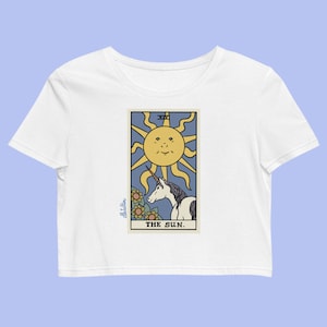 The Sun Crop Top - Tarot Graphic Tee - Camiseta Ilustrada - Carta del Tarot - Estética Bruja - Camisa de Astrología - Energía Solar - Algodón Orgánico