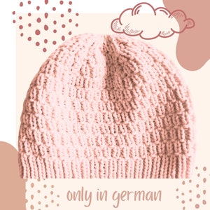 Puede incluir: Un gorro de punto rosa con un patrón de puntadas texturizadas. El gorro está fotografiado sobre un fondo claro con una nube dibujada a mano y patrones de lunares.