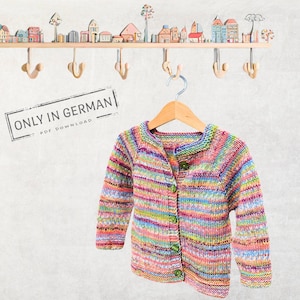 Könnte beinhalten: Ein bunter gestreifter Strickcardigan mit Knopfleiste. Der Cardigan hängt an einem Holzbügel vor einer weißen Wand. Der Text "ONLY IN GERMAN PDF DOWNLOAD" ist im Bild zu sehen.