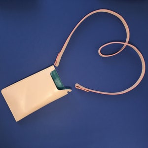 Pochette téléphone avec anse en cuir rose pâle