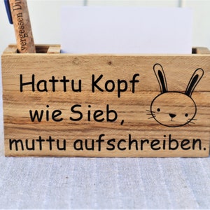 Könnte beinhalten: Holz-Schreibtisch-Organizer mit einer Hasenillustration und dem Text "Hattu Kopf wie Sieb, muttu aufschreiben."