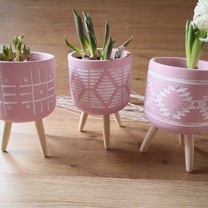 Plant pot on foot pink 3 patterns