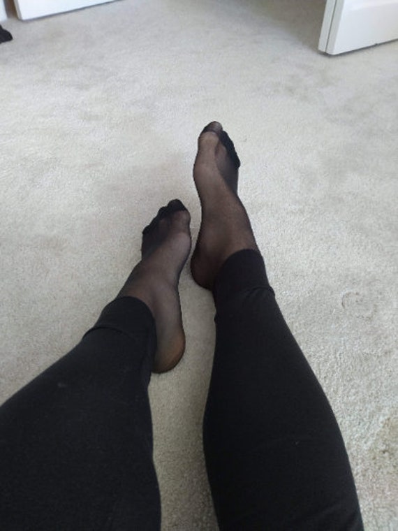 In nylons feet Taylor Swift