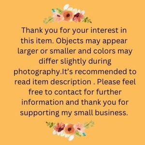 Puede incluir: Texto sobre un fondo amarillo con acentos florales. El texto dice: "Gracias por su inter&eacute;s en este art&iacute;culo. Los objetos pueden parecer m&aacute;s grandes o m&aacute;s peque&ntilde;os y los colores pueden diferir ligeramente durante la fotograf&iacute;a. Se recomienda leer la descripci&oacute;n del art&iacute;culo. No dude en ponerse en contacto para obtener m&aacute;s informaci&oacute;n y gracias por apoyar mi peque&ntilde;o negocio."