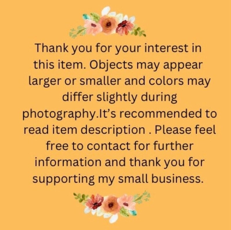 Puede incluir: Texto sobre un fondo amarillo con acentos florales. El texto dice: "Gracias por su inter&eacute;s en este art&iacute;culo. Los objetos pueden parecer m&aacute;s grandes o m&aacute;s peque&ntilde;os y los colores pueden diferir ligeramente durante la fotograf&iacute;a. Se recomienda leer la descripci&oacute;n del art&iacute;culo. No dude en ponerse en contacto para obtener m&aacute;s informaci&oacute;n y gracias por apoyar mi peque&ntilde;o negocio."