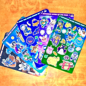 Puede incluir: Varias hojas de pegatinas coloridas con personajes y criaturas de dibujos animados. Las hojas tienen un acabado holográfico y muestran texto como "ALZAHAR CUTIES STICKER SHEET" y "MYSTERIOUS CUTIES STICKER SHEET". Las pegatinas están sobre un fondo degradado.