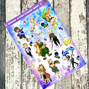 Puede incluir: Una hoja de pegatinas con varios personajes de dibujos animados en poses de acción. La hoja tiene un fondo morado y azul con el texto "Arcadia Cuties Sticker Sheet". Las pegatinas presentan personajes con espadas, pociones y elementos de fantasía.