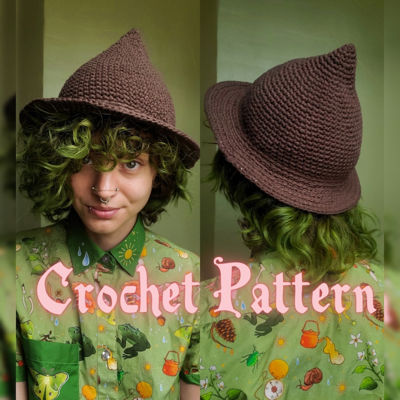 K&ouml;nnte beinhalten: Ein brauner H&auml;kelhut mit einer spitzen Krone. Der Hut wird von einer Person mit gr&uuml;nen Haaren und einem gr&uuml;n-wei&szlig; gemusterten Hemd getragen. Der Text "Crochet Pattern" ist im Bild sichtbar.