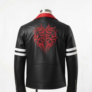Könnte beinhalten: Schwarze Lederjacke mit rotem Kragen und rotem Tribal-Design auf dem Rücken. Die Jacke hat weiße Streifen auf den Ärmeln und Reißverschlussdetails. Eine stilvolle Bikerjacke.