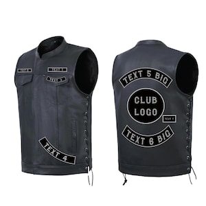 Może przedstawiać: Czarna skórzana kamizelka z wieloma naszywkami. Przód ma kieszenie i naszywki z napisami "TEXT 1", "TEXT 2", "TEXT 3" i "TEXT 4". Tył ma dużą naszywkę "CLUB LOGO" oraz naszywki "TEXT 5 BIG", "TEXT 6 BIG" i "TEXT 7".
