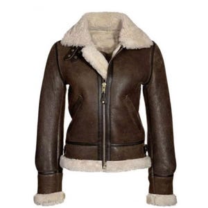 Può includere: Giacca in pelle marrone con fodera e colletto in montone color crema. La giacca presenta una chiusura con zip, due tasche laterali e un cinturino con fibbia in vita. Le maniche hanno un bordo in montone sui polsini.