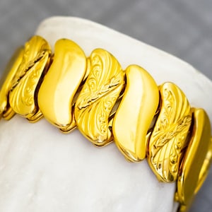6 inch, Vintage Wave Links Gold Tone Beautiful Bracelet by B&N - G52