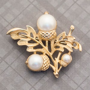 Vintage Victorian Gold Tone Pearl Brooch by Avon G8