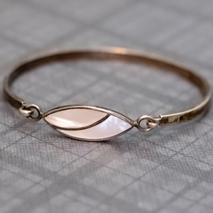 7 inch, Vintage Mother of Pearl Round Oval Eye-shaped Center Sterling Silver Hinge Bangle - G52